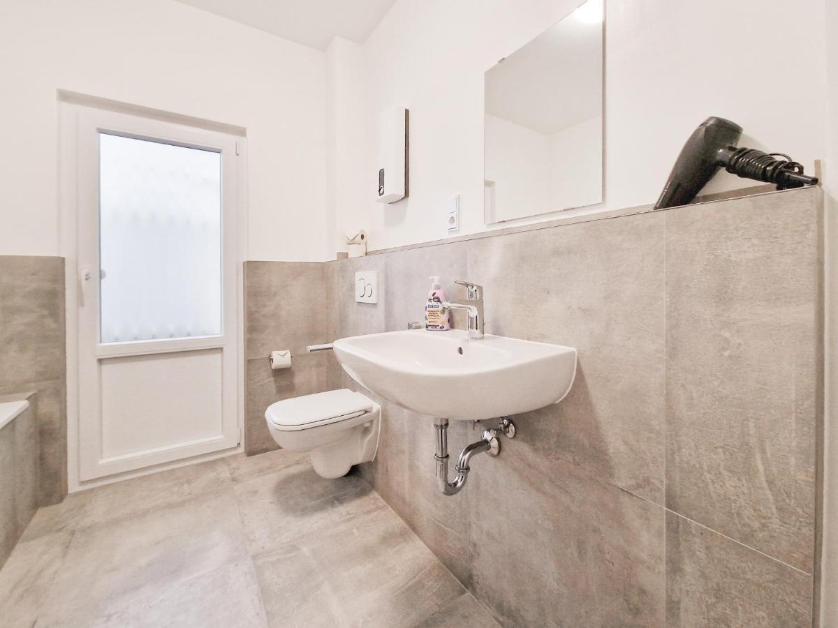 Raj Living - City Apartment With 3 Rooms - 15 Min Messe Dus & 10 Min Old Town Dus Düsseldorf Zewnętrze zdjęcie